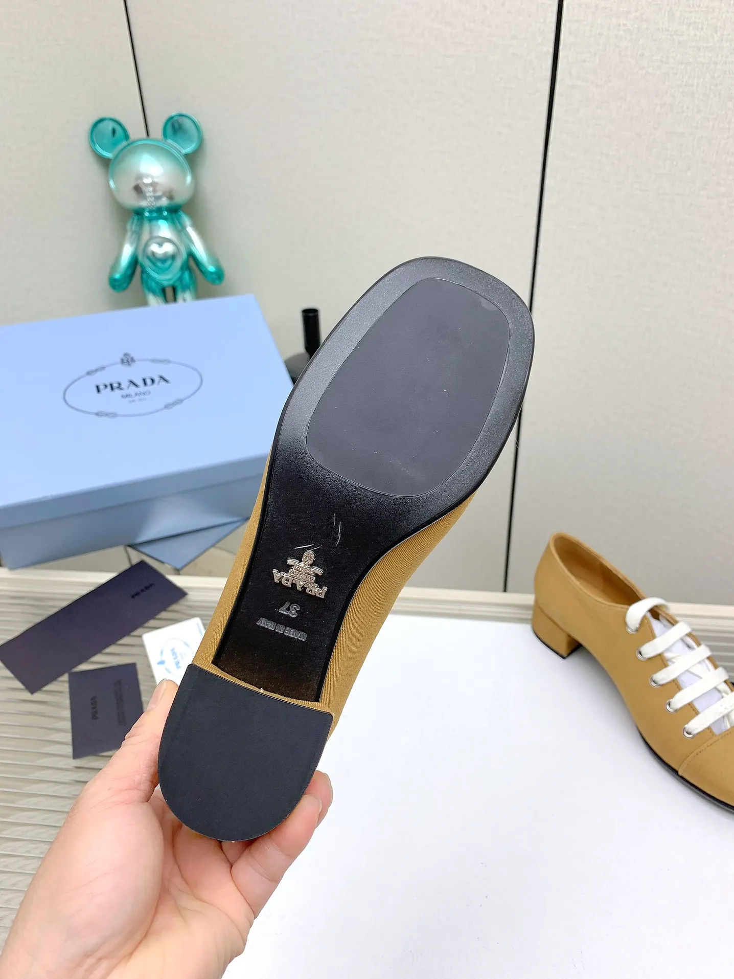 👟👟Ex-factory price 620👟👟 (Higher version) Prada 25/Spring and Summer Catwalk New lace-up hollow shoelace Mary Jane thick heel shoes This year’s lace-up element is super popular and really fashionable. I am obsessed with the appearance and comfort! The salty or sweet doll head design is full of girlishness. It is retro and playful yet elegant. The key is that it is easy to wear. ✔️Upper: original customized fabric ✔️Inner: sheepskin ✔️Outsole: genuine leather outsole imported from Italy ✔️Size: #35-41 (40.41 custom-made, non-refundable)